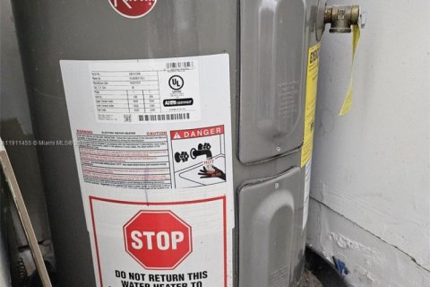 Condo in West Palm Beach, Florida, 2 bedrooms  № 1968677 - photo 9