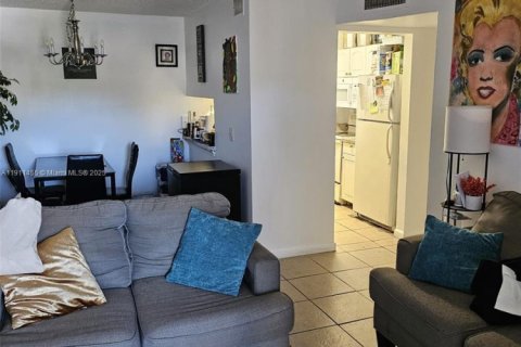 Condo in West Palm Beach, Florida, 2 bedrooms  № 1968677 - photo 4