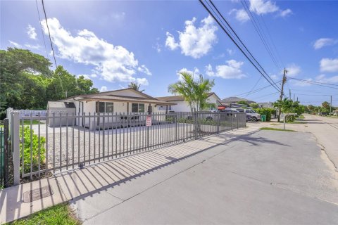 Immobilier commercial à vendre à Miami, Floride: 156.54 m2 № 1956002 - photo 3