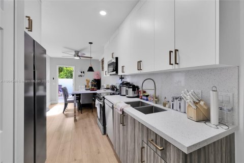 Immobilier commercial à vendre à Miami, Floride: 156.54 m2 № 1956002 - photo 17