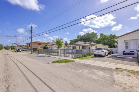 Immobilier commercial à vendre à Miami, Floride: 156.54 m2 № 1956002 - photo 2