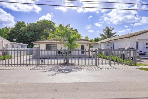Immobilier commercial à vendre à Miami, Floride: 156.54 m2 № 1956002 - photo 1