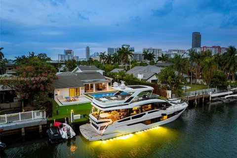 Снять в аренду виллу или дом в Халландейл-Бич, Флорида 5 спален, 306.21м2, № 1950196 - фото 1