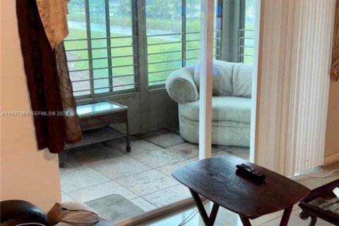 Copropriété à vendre à Sunrise, Floride: 2 chambres, 111.48 m2 № 1995608 - photo 2