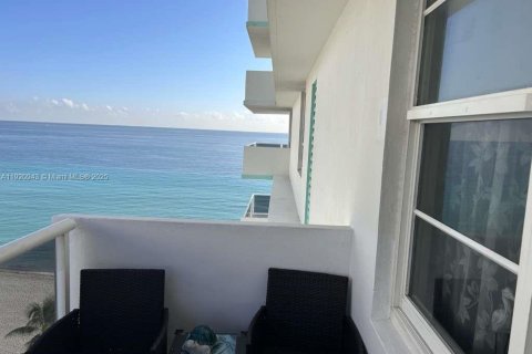 Condominio en venta en Hollywood, Florida, 1 dormitorio, 83.24 m2 № 1975185 - foto 1