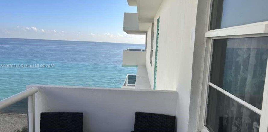 Condominio en Hollywood, Florida, 1 dormitorio  № 1975185