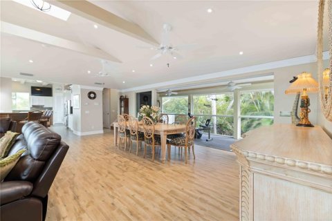 House in Englewood, Florida 5 bedrooms, 407.4 sq.m. № 2106025 - photo 8