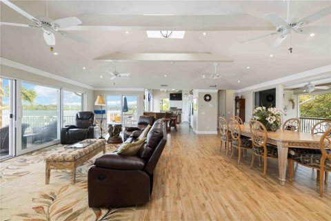 House in Englewood, Florida 5 bedrooms, 407.4 sq.m. № 2106025 - photo 6