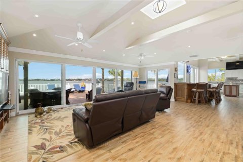 House in Englewood, Florida 5 bedrooms, 407.4 sq.m. № 2106025 - photo 7