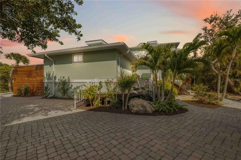 House in Englewood, Florida 5 bedrooms, 407.4 sq.m. № 2106025 - photo 3