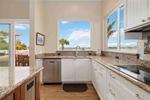 House in Englewood, Florida 5 bedrooms, 407.4 sq.m. № 2106025 - photo 13