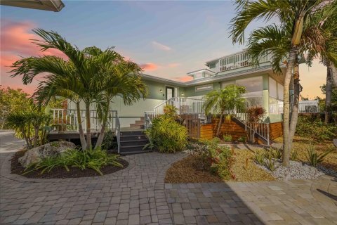 House in Englewood, Florida 5 bedrooms, 407.4 sq.m. № 2106025 - photo 2