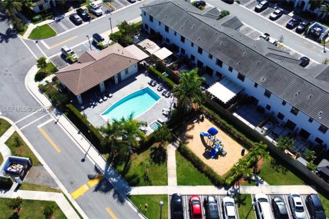 Townhouse in Miami, Florida 3 bedrooms, 116.69 sq.m. № 2011035 - photo 21