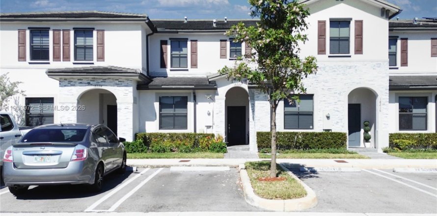 Townhouse in Miami, Florida 3 bedrooms, 116.69 sq.m. № 2011035