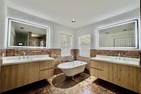 House in Miami, Florida 5 bedrooms, 299.61 sq.m. № 1748681 - photo 25