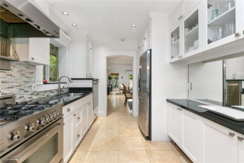 House in Miami, Florida 5 bedrooms, 299.61 sq.m. № 1748681 - photo 10