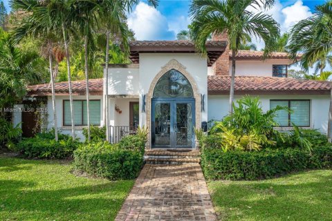 House in Miami, Florida 5 bedrooms, 299.61 sq.m. № 1748681 - photo 1