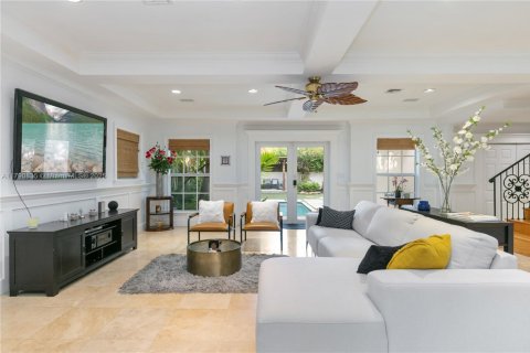 House in Miami, Florida 5 bedrooms, 299.61 sq.m. № 1748681 - photo 12