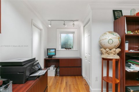 House in Miami, Florida 5 bedrooms, 299.61 sq.m. № 1748681 - photo 19