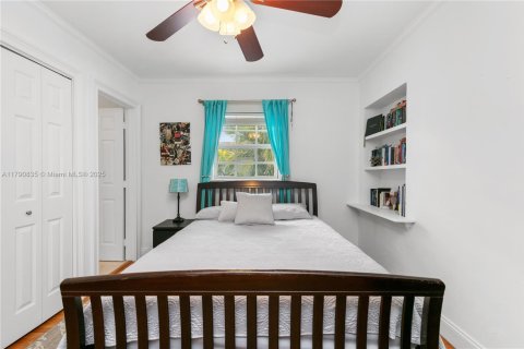 House in Miami, Florida 5 bedrooms, 299.61 sq.m. № 1748681 - photo 26