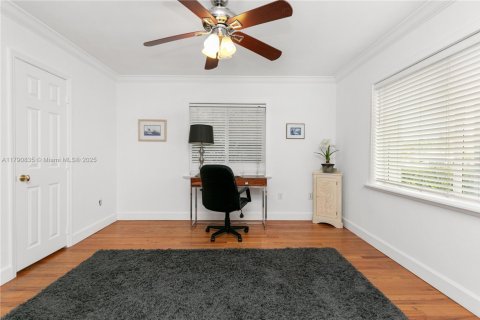 House in Miami, Florida 5 bedrooms, 299.61 sq.m. № 1748681 - photo 15