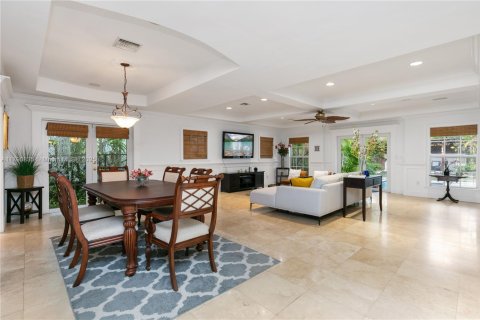 House in Miami, Florida 5 bedrooms, 299.61 sq.m. № 1748681 - photo 11