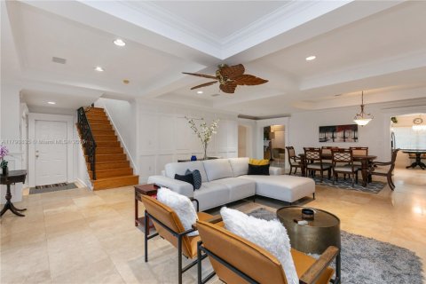 House in Miami, Florida 5 bedrooms, 299.61 sq.m. № 1748681 - photo 14