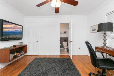 House in Miami, Florida 5 bedrooms, 299.61 sq.m. № 1748681 - photo 16