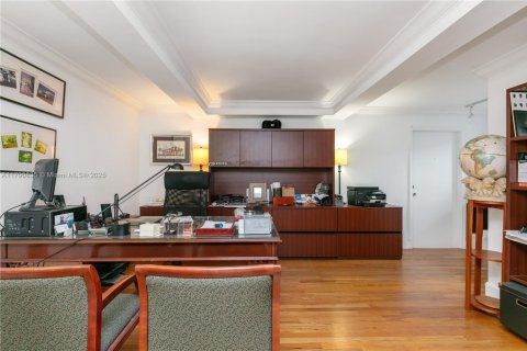 House in Miami, Florida 5 bedrooms, 299.61 sq.m. № 1748681 - photo 18