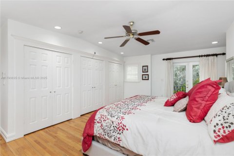 House in Miami, Florida 5 bedrooms, 299.61 sq.m. № 1748681 - photo 24