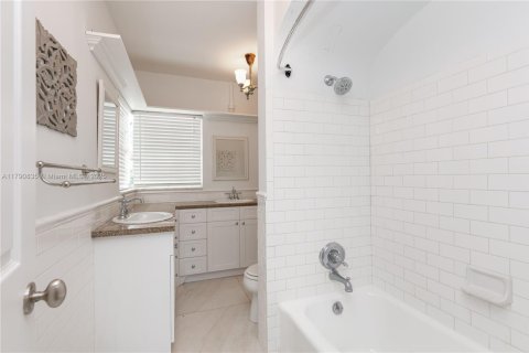 House in Miami, Florida 5 bedrooms, 299.61 sq.m. № 1748681 - photo 28