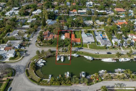 House in Miami, Florida 5 bedrooms, 299.61 sq.m. № 1748681 - photo 2