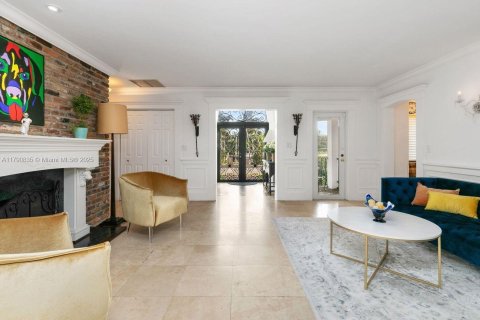 House in Miami, Florida 5 bedrooms, 299.61 sq.m. № 1748681 - photo 6