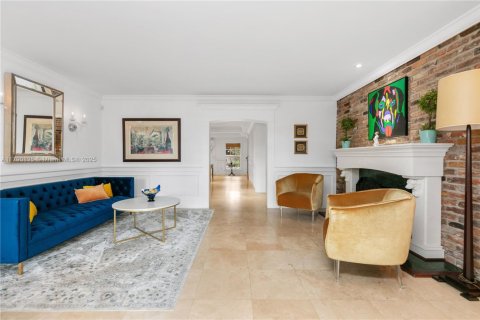 House in Miami, Florida 5 bedrooms, 299.61 sq.m. № 1748681 - photo 4