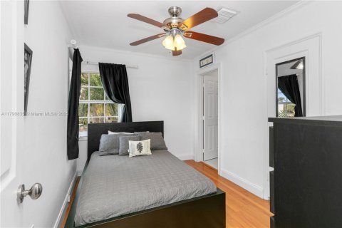 House in Miami, Florida 5 bedrooms, 299.61 sq.m. № 1748681 - photo 30
