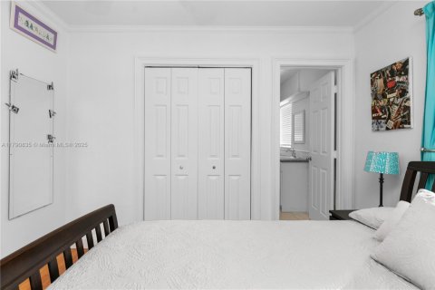 House in Miami, Florida 5 bedrooms, 299.61 sq.m. № 1748681 - photo 27