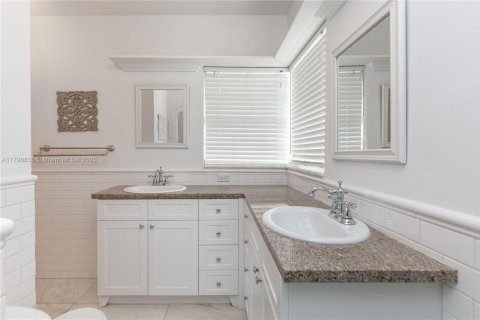 House in Miami, Florida 5 bedrooms, 299.61 sq.m. № 1748681 - photo 29