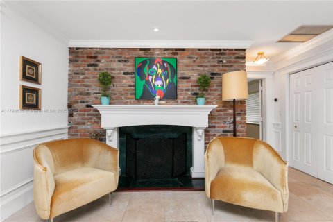 House in Miami, Florida 5 bedrooms, 299.61 sq.m. № 1748681 - photo 7