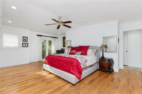 House in Miami, Florida 5 bedrooms, 299.61 sq.m. № 1748681 - photo 23