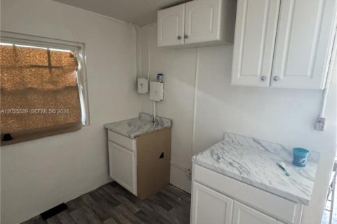 Villa ou maison à vendre à Hialeah, Floride: 2 chambres, 66.89 m2 № 2083902 - photo 4