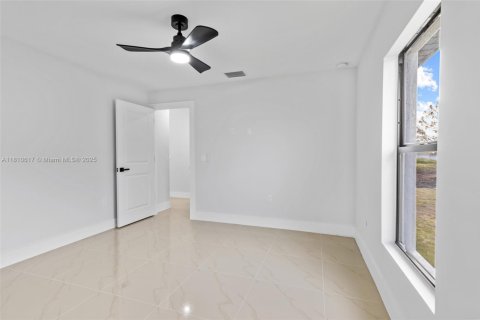 House in Lehigh Acres, Florida 4 bedrooms, 178.28 sq.m. № 1752836 - photo 28
