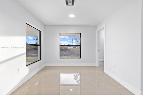 House in Lehigh Acres, Florida 4 bedrooms, 178.28 sq.m. № 1752836 - photo 12