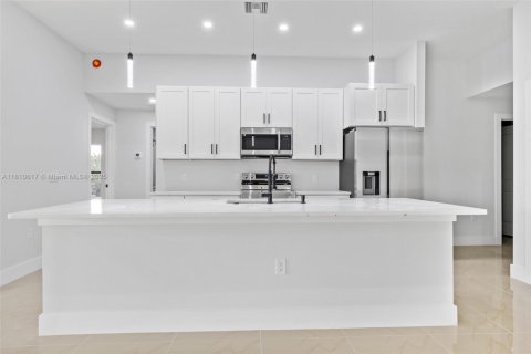 House in Lehigh Acres, Florida 4 bedrooms, 178.28 sq.m. № 1752836 - photo 14