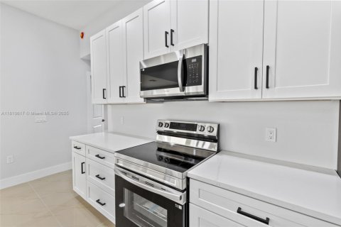 House in Lehigh Acres, Florida 4 bedrooms, 178.28 sq.m. № 1752836 - photo 18