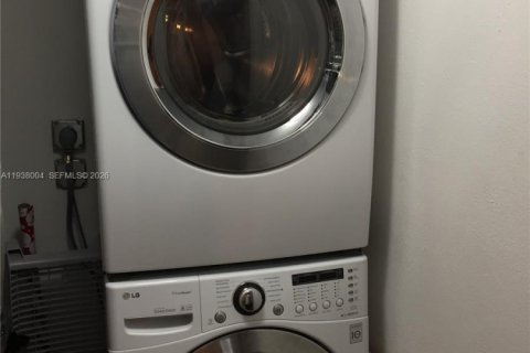 Touwnhouse à vendre à Miami, Floride: 3 chambres, 119.84 m2 № 1995752 - photo 18