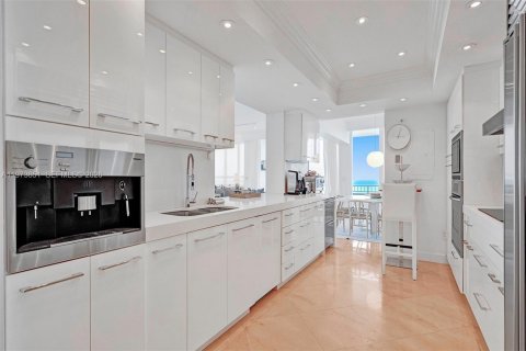 Condominio en venta en Bal Harbour, Florida, 3 dormitorios, 241.55 m2 № 2033323 - foto 17