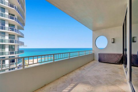 Condominio en venta en Bal Harbour, Florida, 3 dormitorios, 241.55 m2 № 2033323 - foto 29