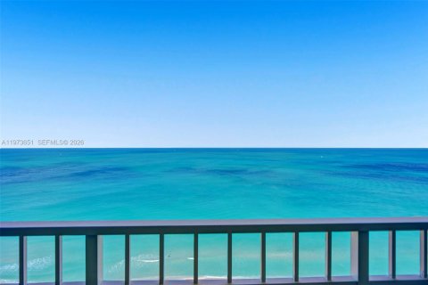 Condominio en venta en Bal Harbour, Florida, 3 dormitorios, 241.55 m2 № 2033323 - foto 15