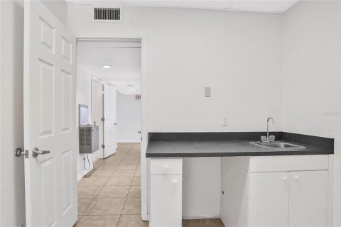 Commercial property in Daytona Beach, Florida 303.23 sq.m. № 1554047 - photo 2