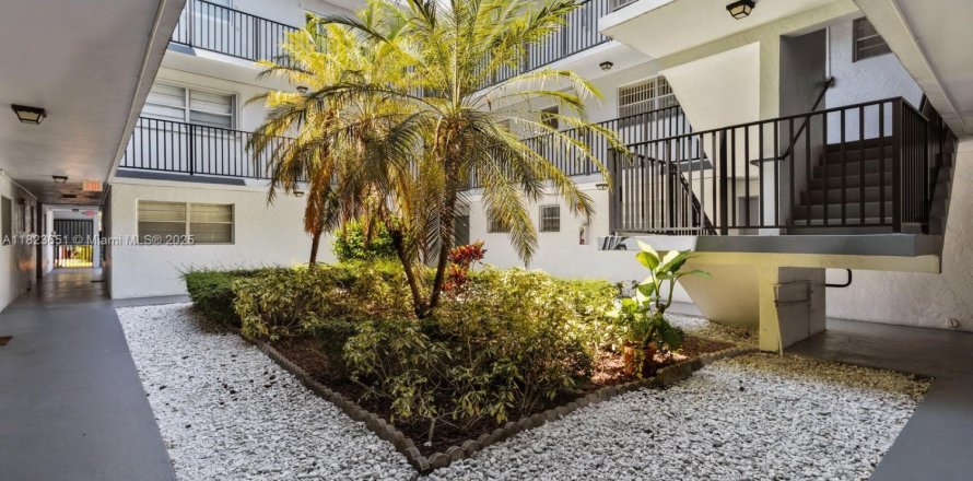 Condo in Miami, Florida, 1 bedroom № 1790295